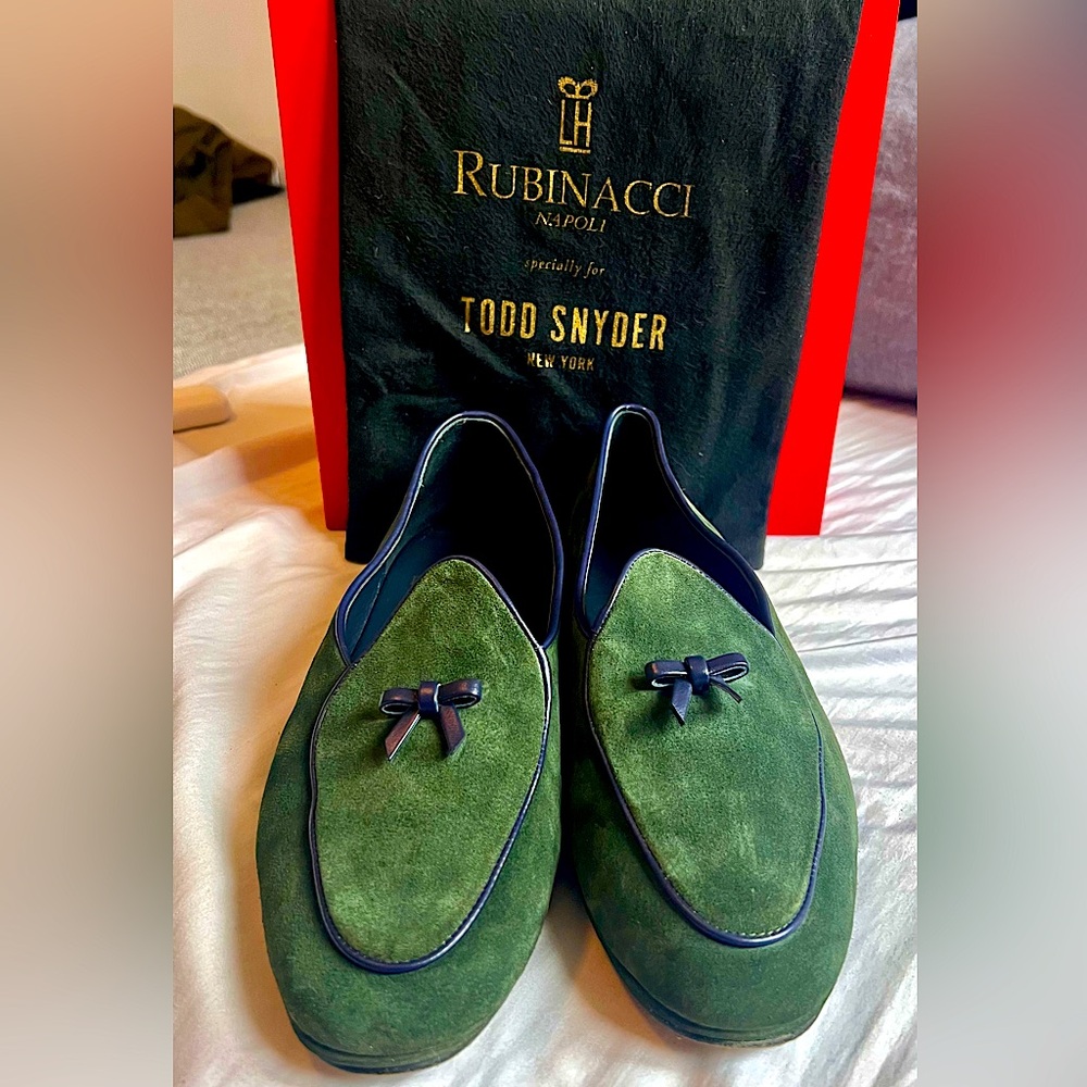 TODD SNYDER X RUBINACCI
MARPHY SUEDE LOAFER IN RACING GREEN